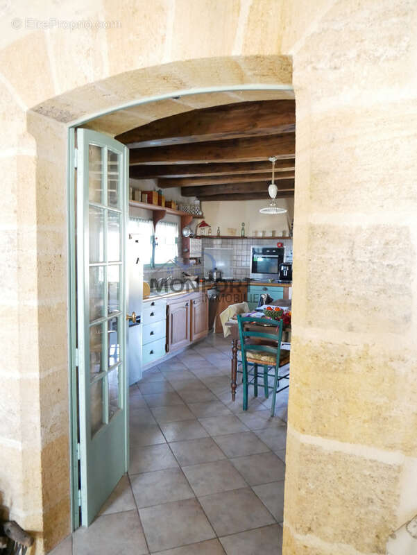 Authentique maison de caractère avec dépendances, cour en pierre et vue sur les vignobles de Saint-Émilion - photo 9