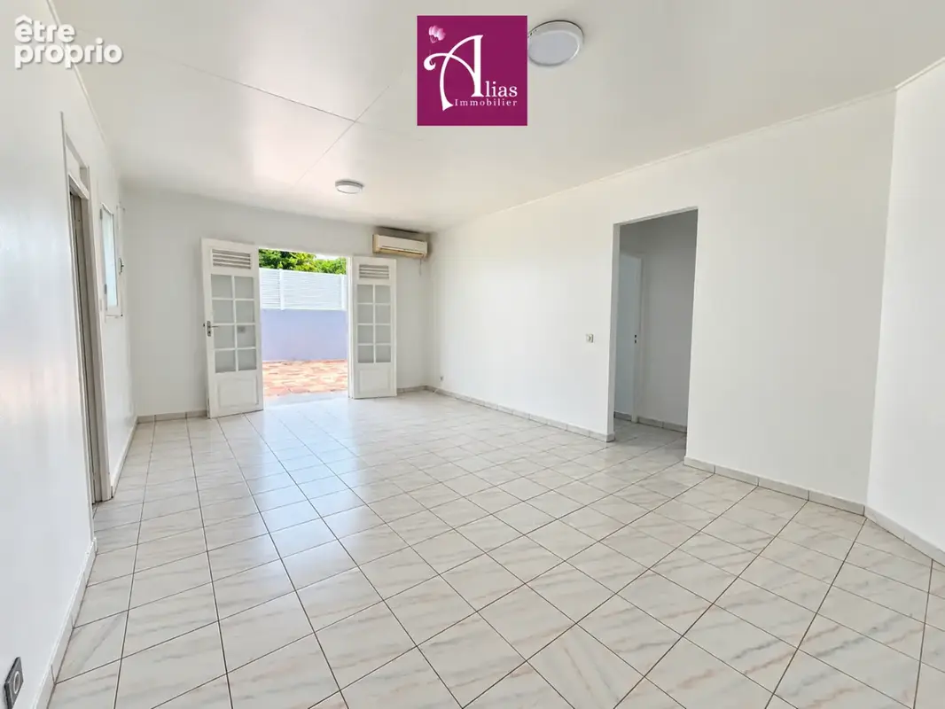 À VENDRE - Villa F4 avec petite piscine + T2 indépendant au Gosier - photo 2