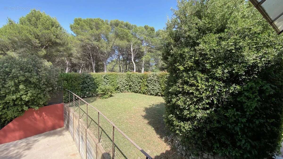 Maison à LA ROQUE-D'ANTHERON