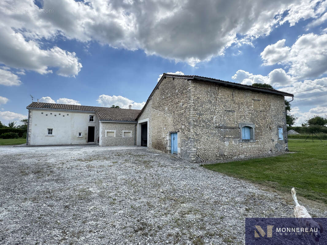 Magnifique charentaise renovee avec dependances - photo 19