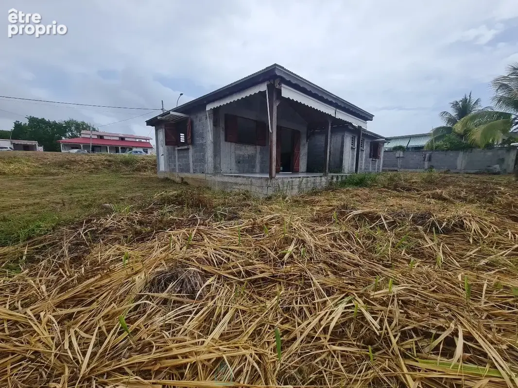 Maison inachevée de 92 m² à Le Moule sur un terrain de 900 m² - photo 2