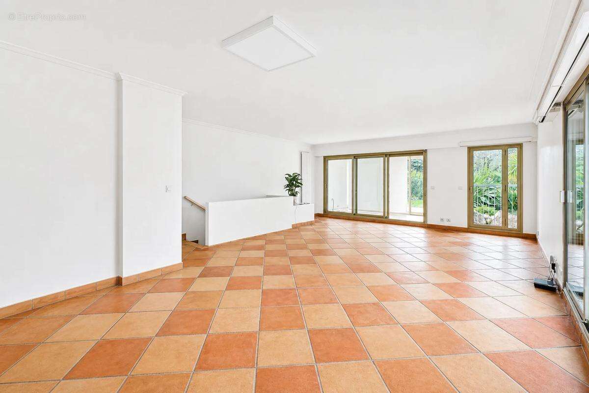 Bien rare à Antibes : appartement-villa avec jardin privé - photo 17