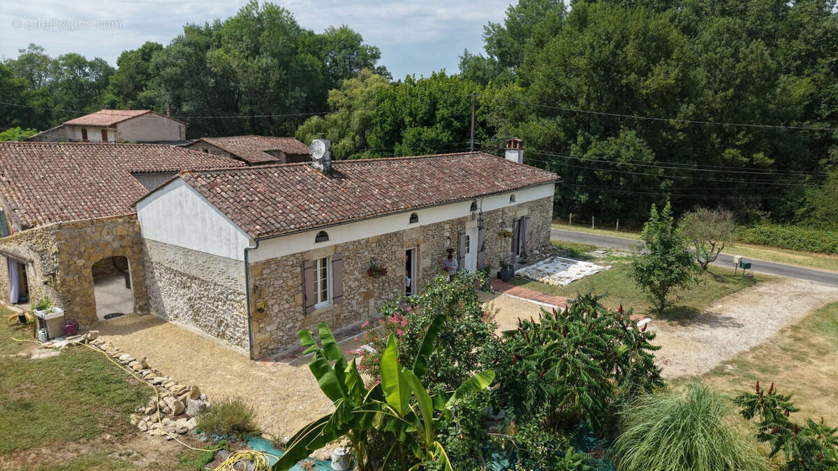 Maison en pierre de caractère avec gîte - photo 2