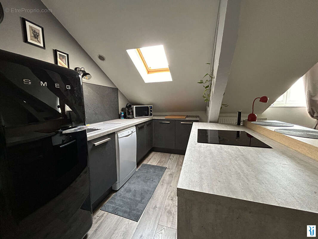 A vendre appartement F3 au 3ème et dernier étage d'un hôtel particulier. - photo 4