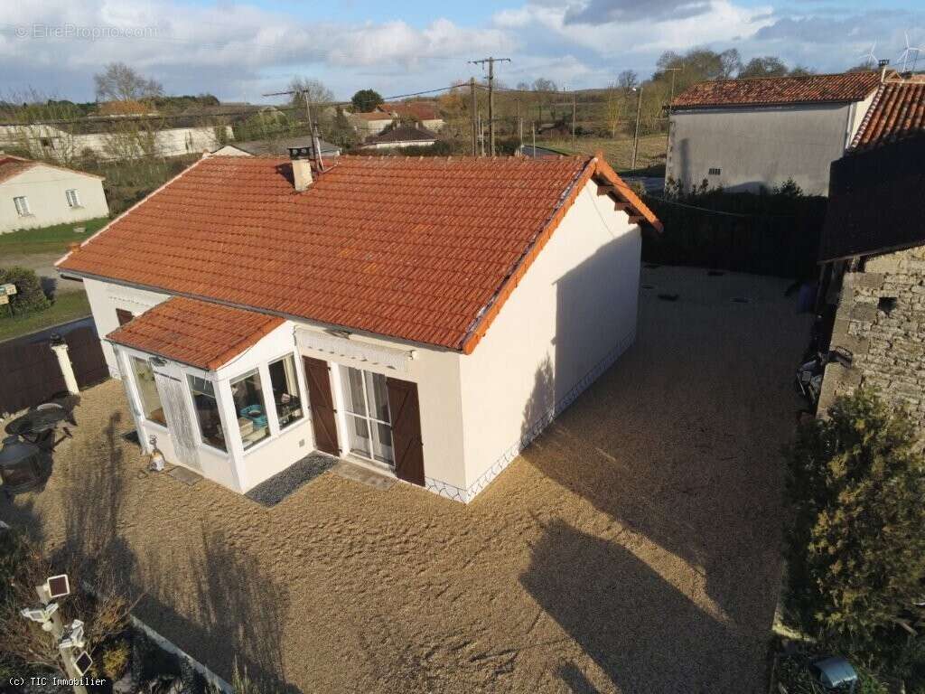Maison à AIGRE