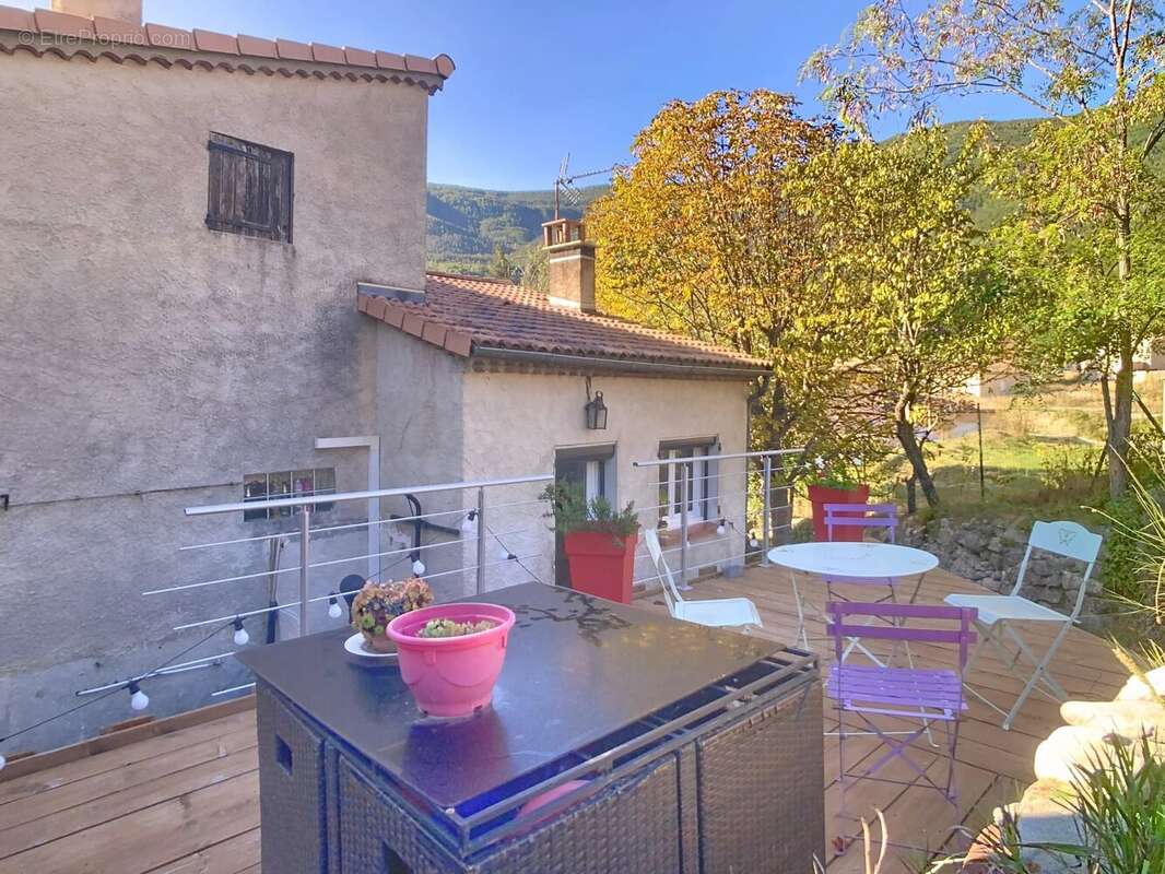 Maison 118m2 (F3 + Studio), jardin 400m2, cave. - photo 11