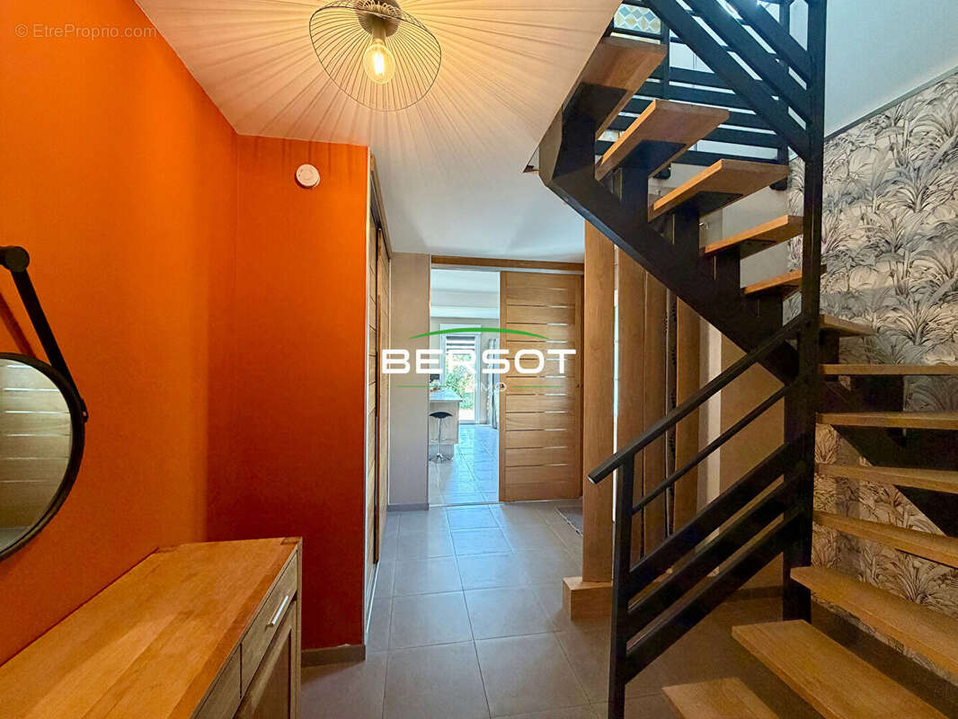 EXCLUSIVITÉ BERSOT IMMOBILIER - Villa contemporaine 145 m² avec 3 chambres, bureau, terrain de 946 m² et vue dégagée - photo 13