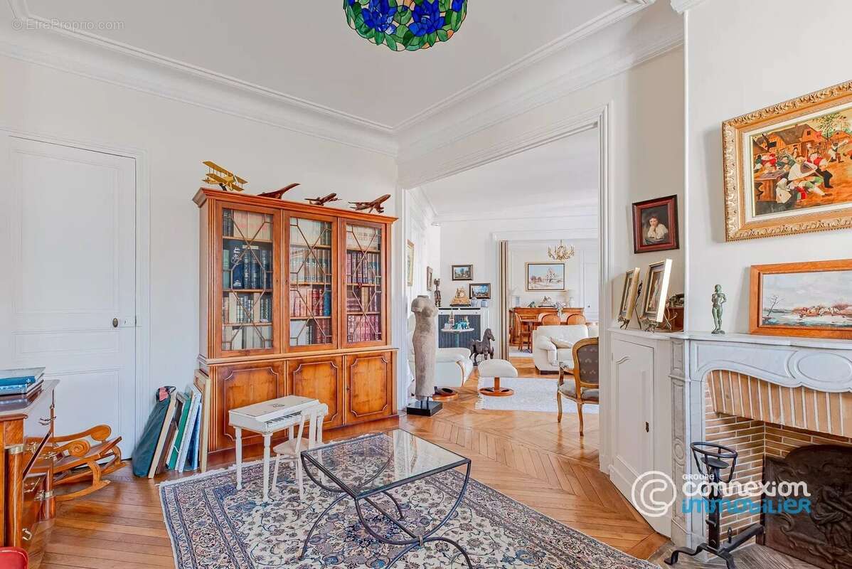 Appartement à PARIS-16E