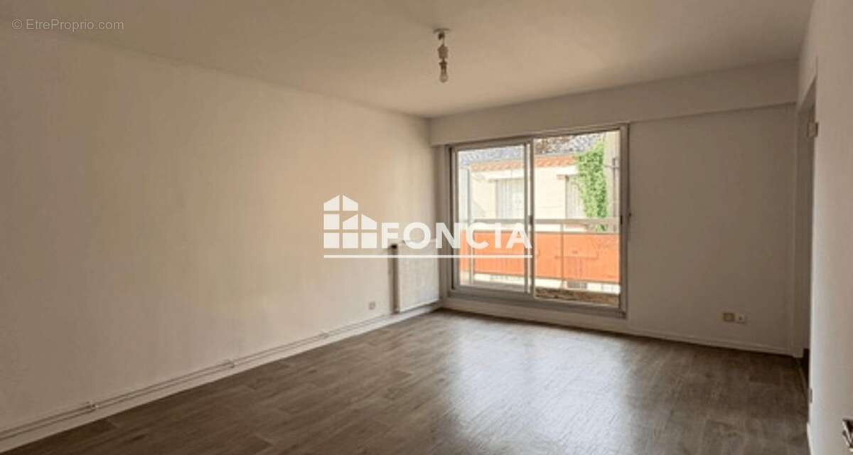 CHARLEVILLE - MÉZIÈRES - Appartement 1 P de 32m2 avec loggia, parking privé, cave - photo 3