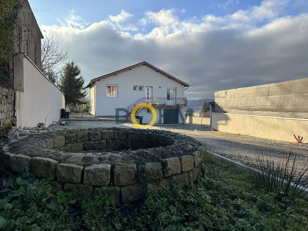 Maison à LE CHAMBON-FEUGEROLLES