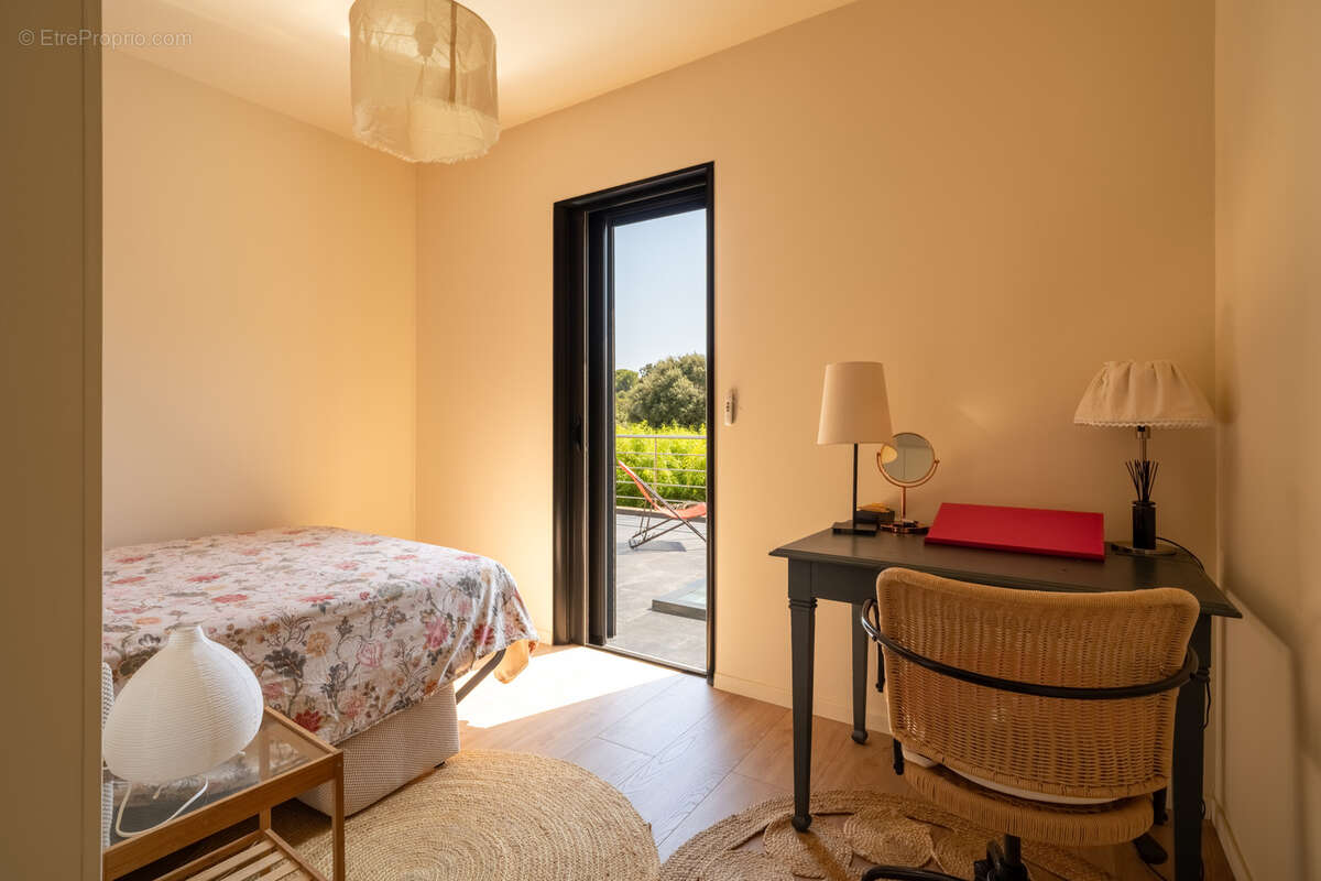 Villa d'architecte : élégance contemporaine et prestations de qualité au cœur d'une résidence privée - photo 14
