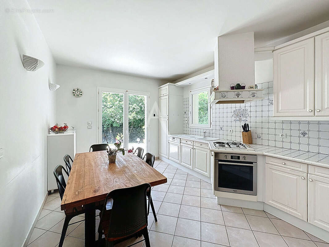 Maison coup de coeur à Mareuil-lès-Meaux - 6 chambres - 240 m2 - jardin de 836 m2 - garage double et nombreux stationnements - photo 6