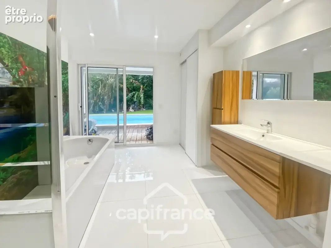 Maison à vendre 8 pièces CARQUEIRANNE (83) - Quartier Canebas - 6 chambres - 220 m2 habitable - Piscine - photo 2