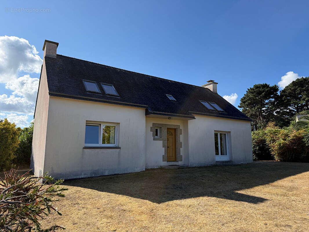 A vendre. CARANTEC. Grande maison entre bourg et port. - photo 2