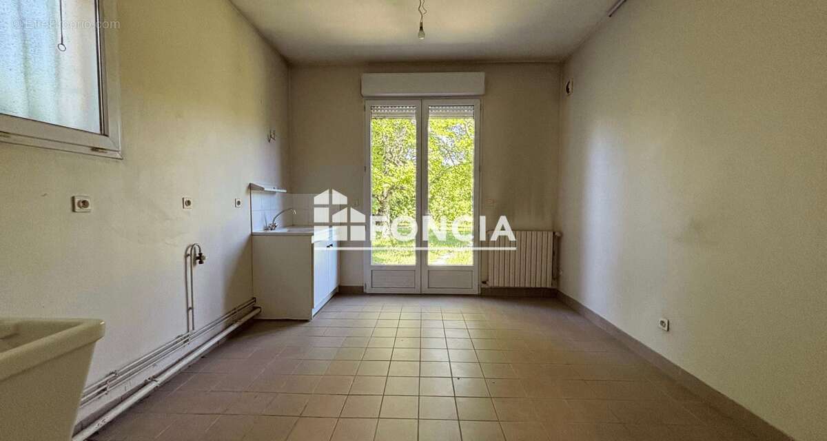 À vendre – Maison de 145 m² avec grande terrasse, garage et jardin à Villeneuve-sur-Lot - photo 9
