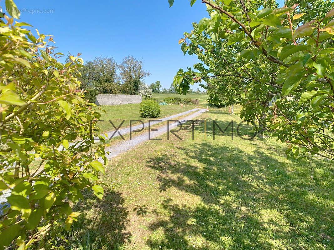 Terrain à NOYERS-BOCAGE