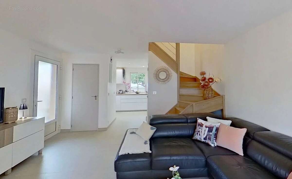 HYÈRES, PROCHE DE LA GARE – Maison avec 3 chambres, jardin, garage et stationnement - photo 6
