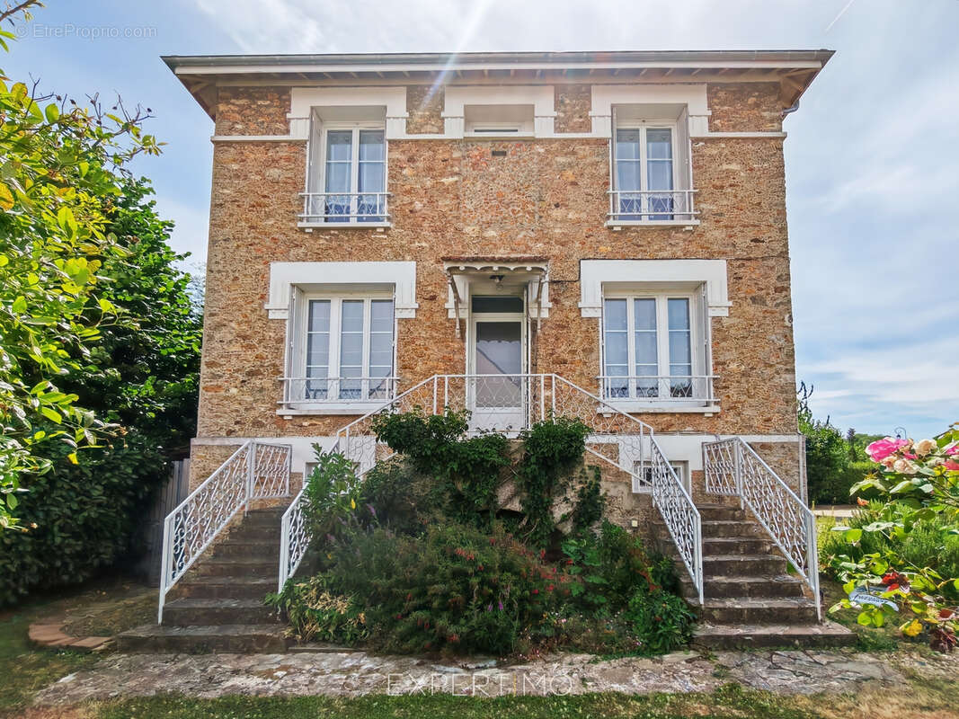 Maison de caractère rénovée avec jardin, véranda et garage - photo 3