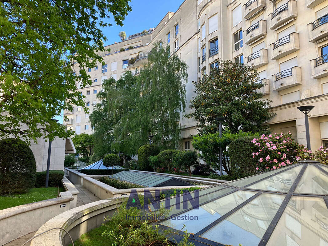 Appartement à PARIS-16E
