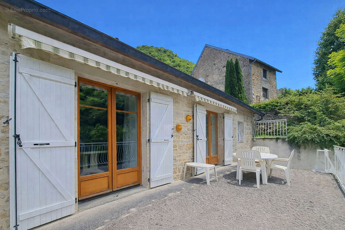 Maison en pierre rénovée à Ladoye Sur Seille (39210), 6 701m² de terrain en bord de rivière - photo 8