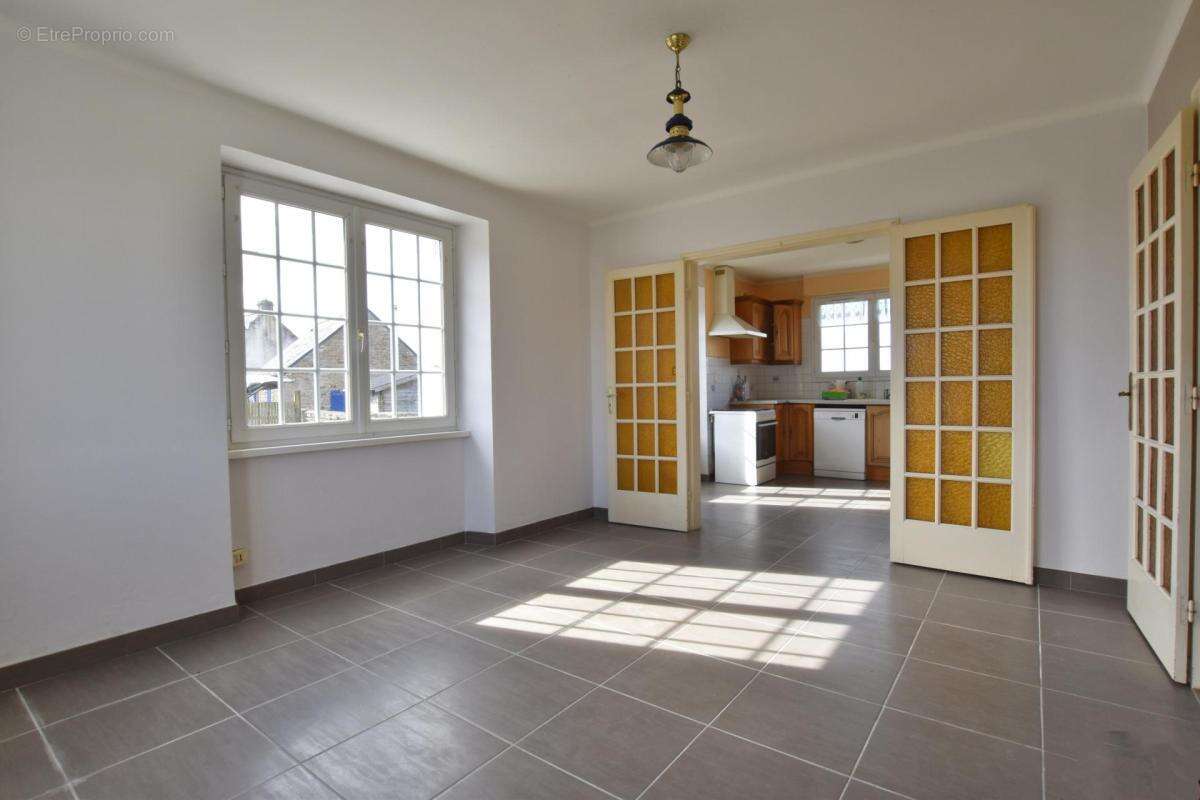 Maison à PLONEVEZ-PORZAY