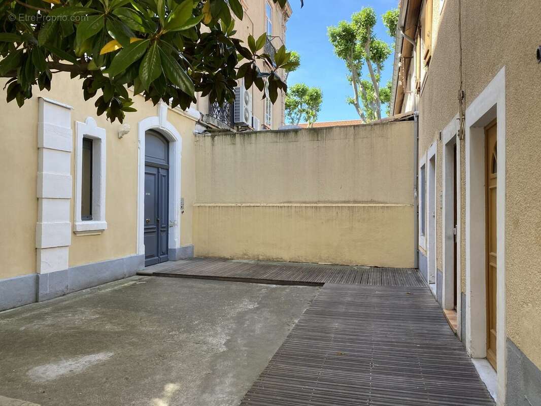 Cour immeuble - Appartement à NARBONNE