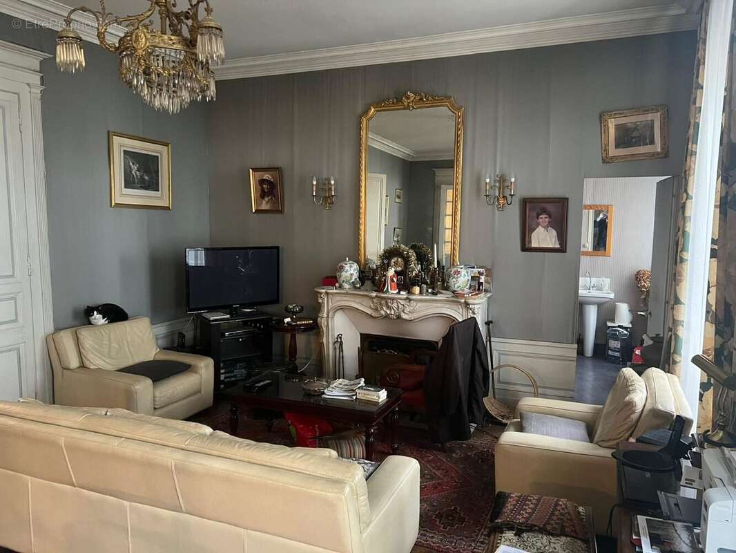 Maison 380 m² à Laval  - photo 3