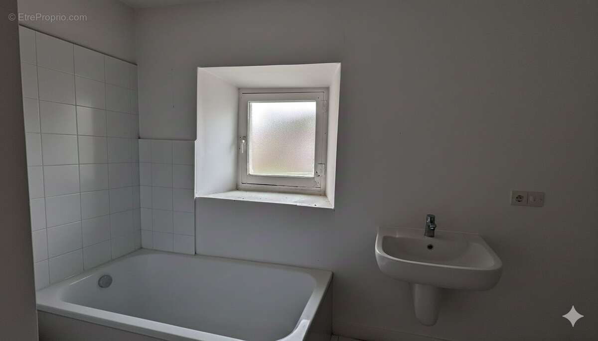 Maison à SAINT-VICTOR-DE-MORESTEL