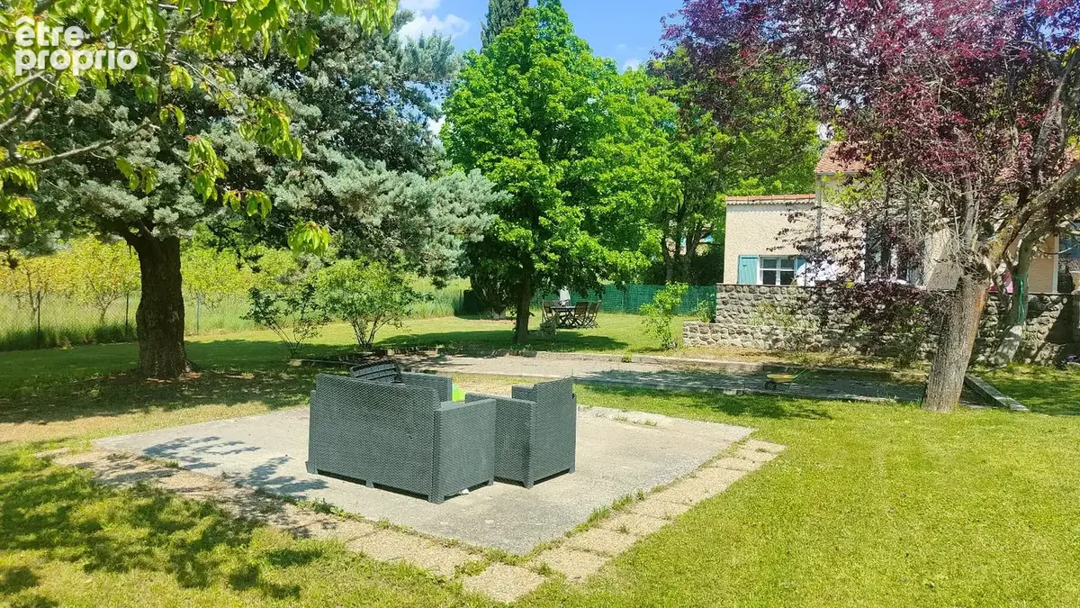 Maison familiale avec dépendance, cheminée, chambre en rez-de-chaussée, implantée sur un terrain de 2 500 m2 - photo 3