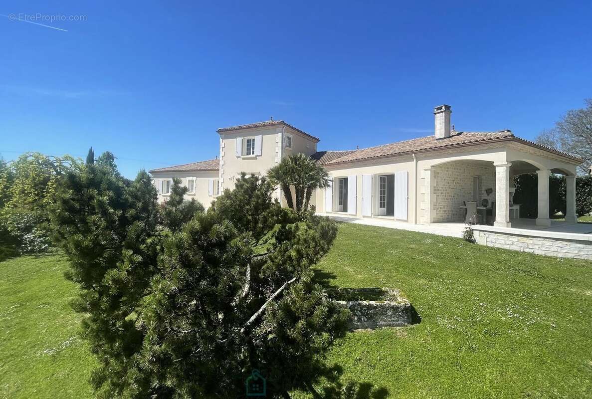 Maison à BARBEZIEUX-SAINT-HILAIRE