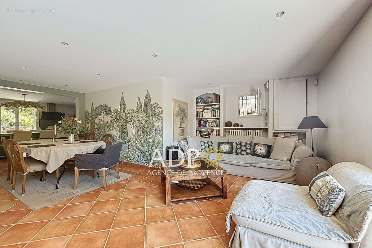 Maison à CHATEAUNEUF-GRASSE