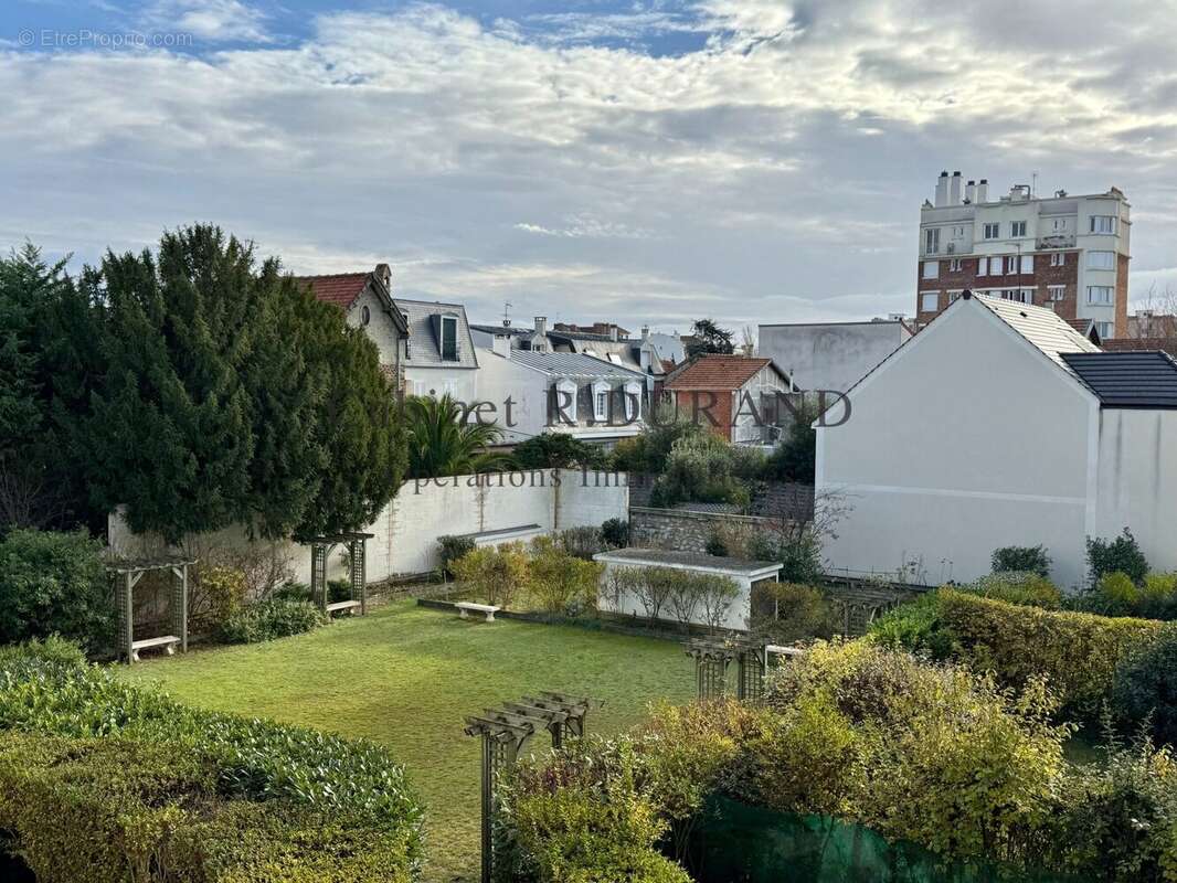 Appartement à LA GARENNE-COLOMBES