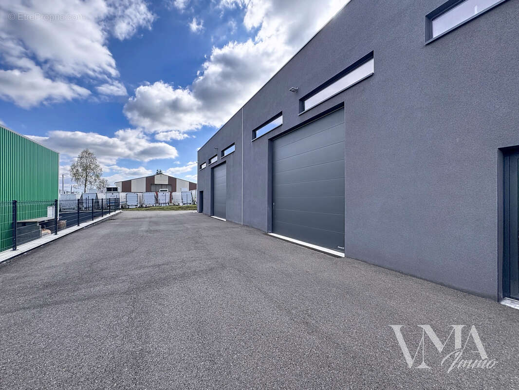 Local d'activité récent 347 m2 - Panissières (42) - 530 000 € - photo 9