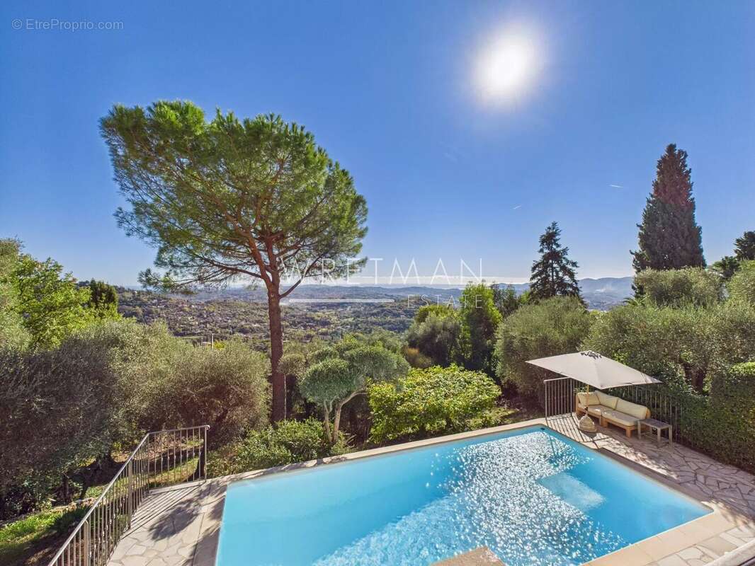 Maison à CHATEAUNEUF-GRASSE