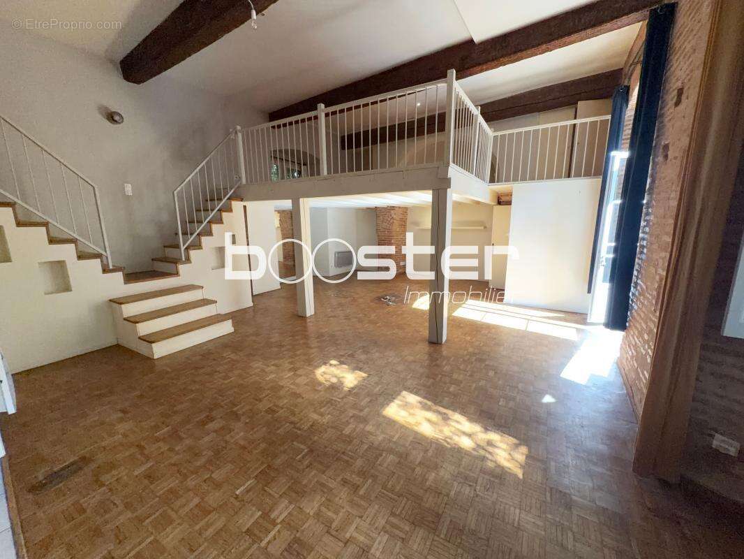 UNIQUEMENT CHEZ BOOSTER !!! Grande surface de type 3 Pièces, esprit loft avec mezzanine et poutres apparentes, cœur historique d - photo 2