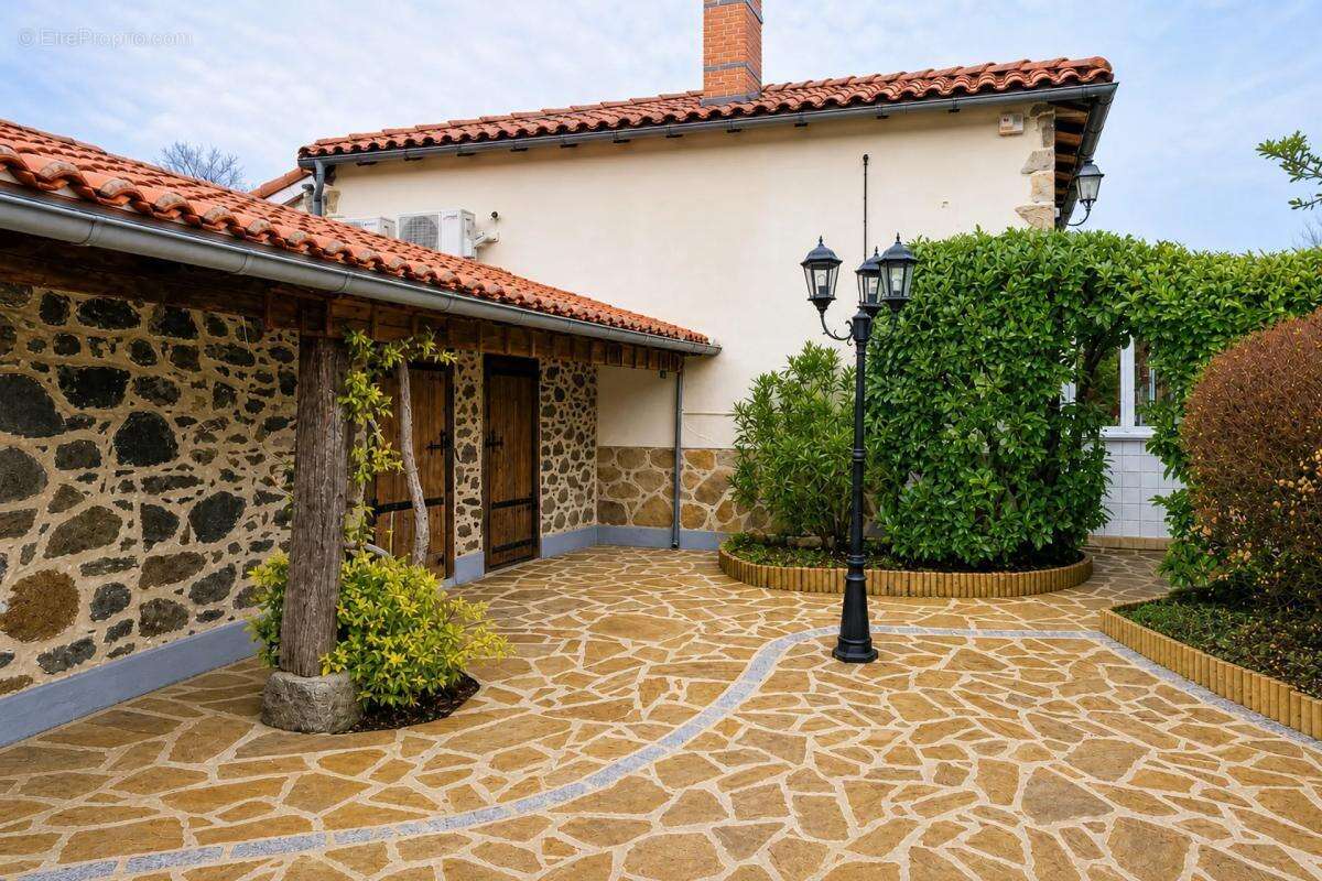 Maison rénovée avec jardin paisible à Oradour-Fanais - photo 17