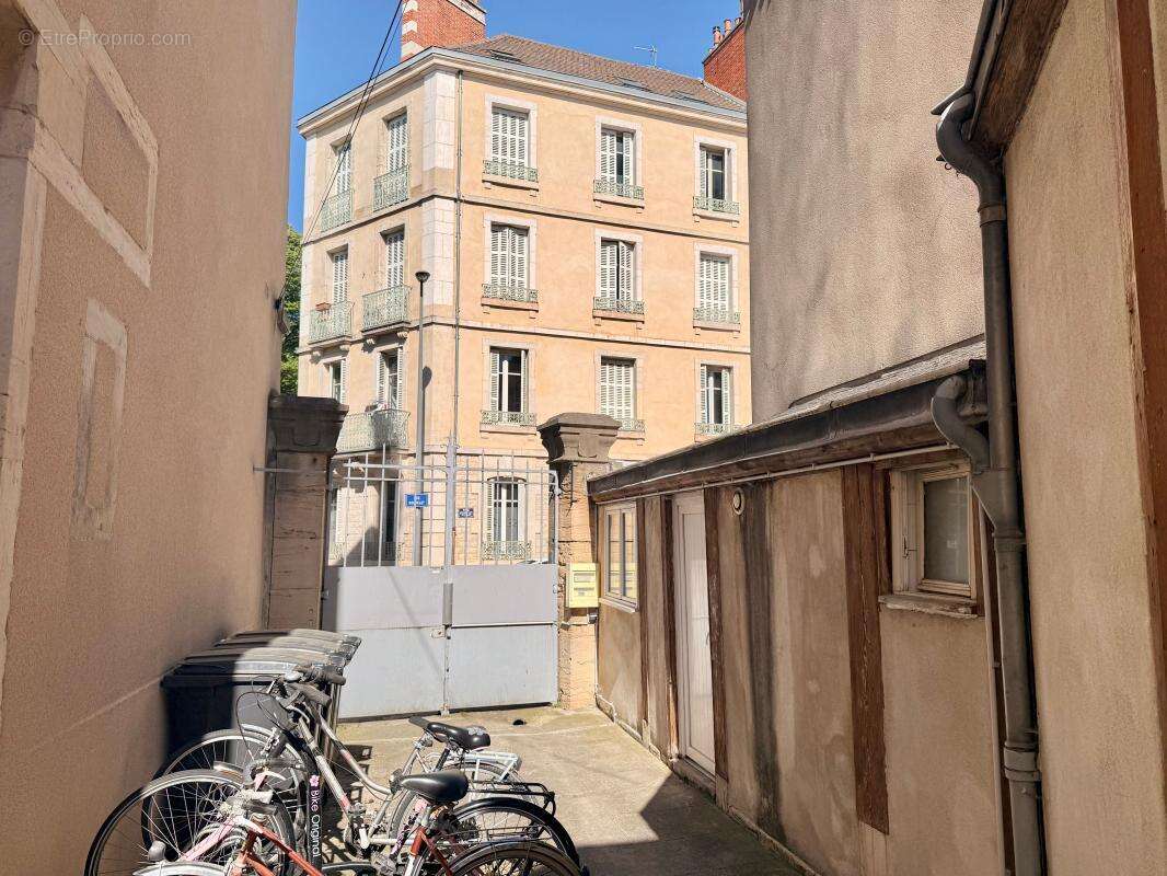 Dijon république – opportunité investisseur – t1 bis avec chambre séparée, cave et activité locative rentable - photo 3