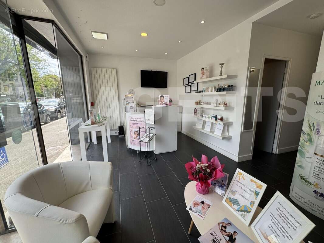 IMG_9604 - Commerce à VAIRES-SUR-MARNE