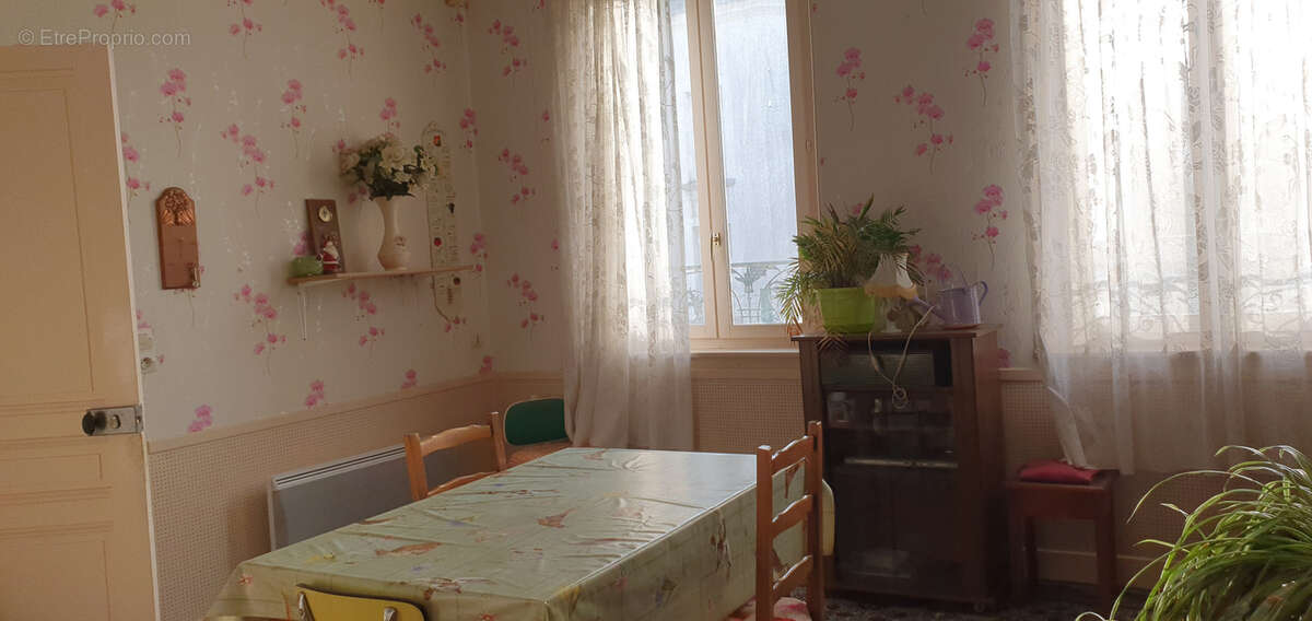 Grande maison avec dependances et cour - photo 8