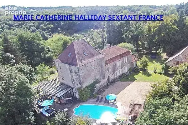 Magnifique chateau du moyen age remanie a la renaissance sur 21 ha - photo 2