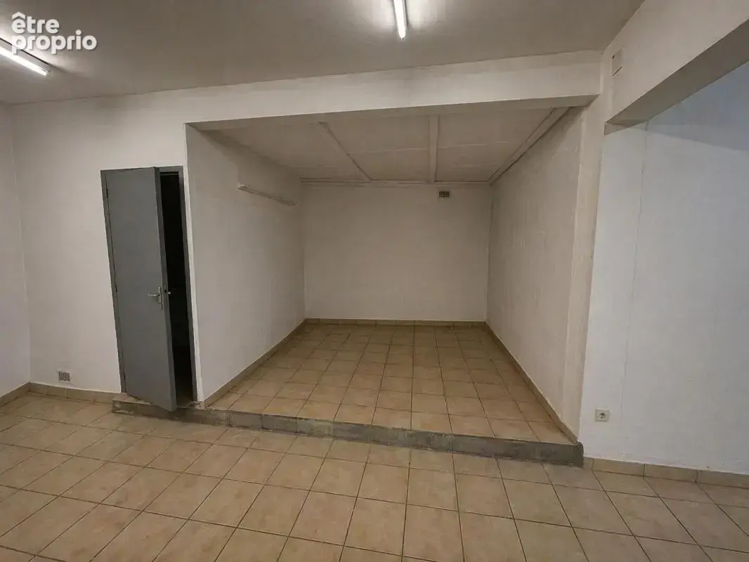 Local / Garage en centre-ville -  Saint Raphael - - photo 4