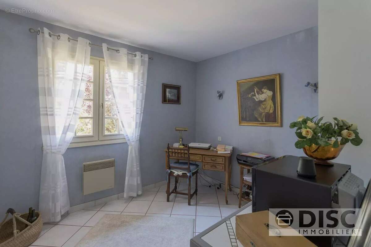 Maison de plain-pied avec vue, jardin et grand garage à 2 km de Saint-Antonin-Noble-Val. - photo 17