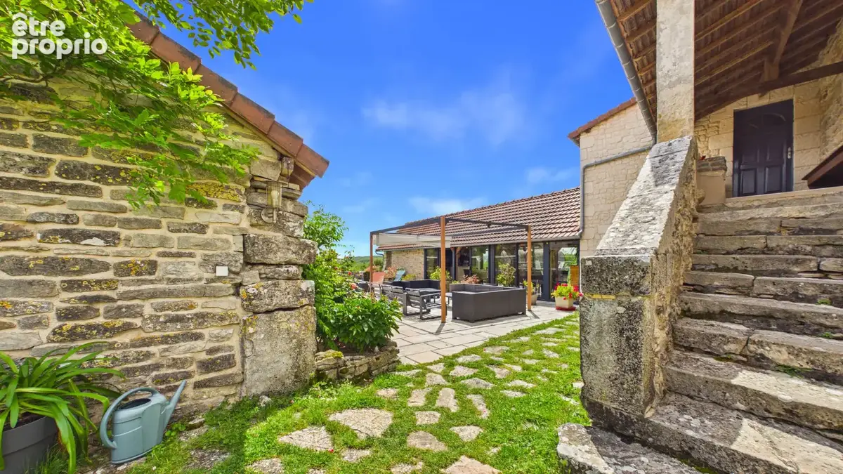 Ensemble immobilier en pierre avec gîte, maison principale, roulottes et piscine près de Cajarc - photo 16