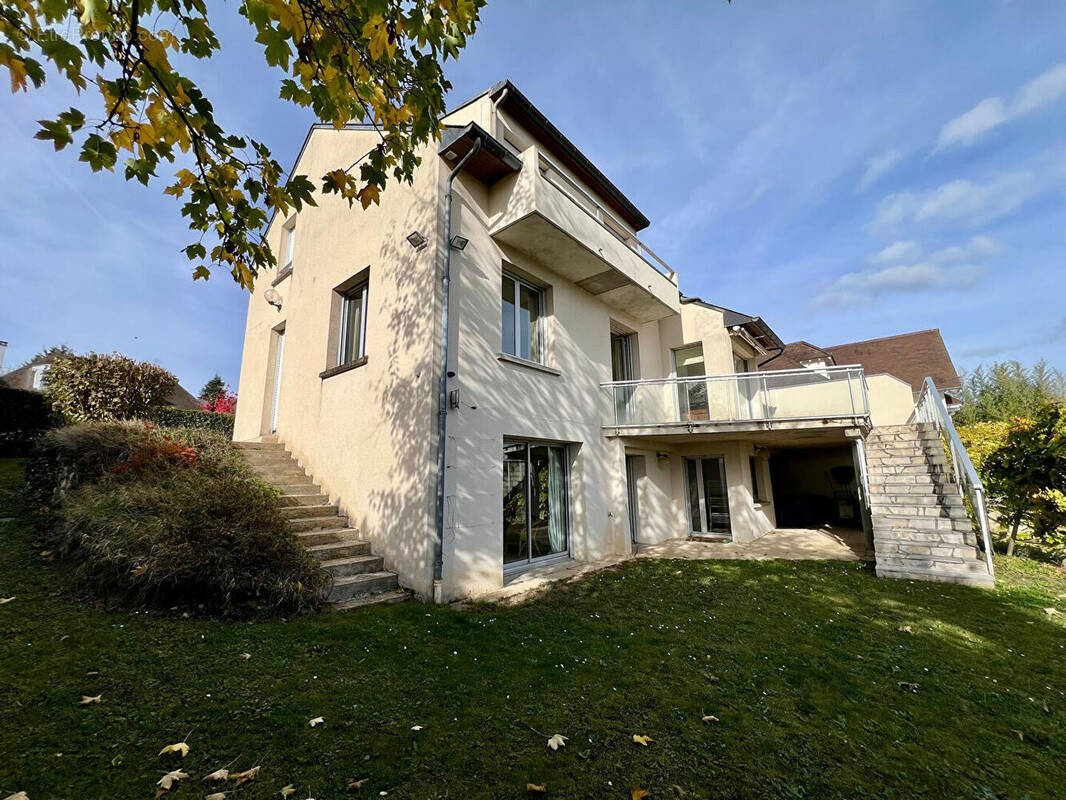 Maison à LE MESNIL-LE-ROI