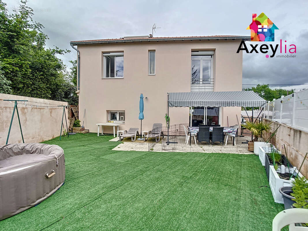 A vendre - riorges - maison entièrement rénovée avec 4 chambres et terrain - photo 2