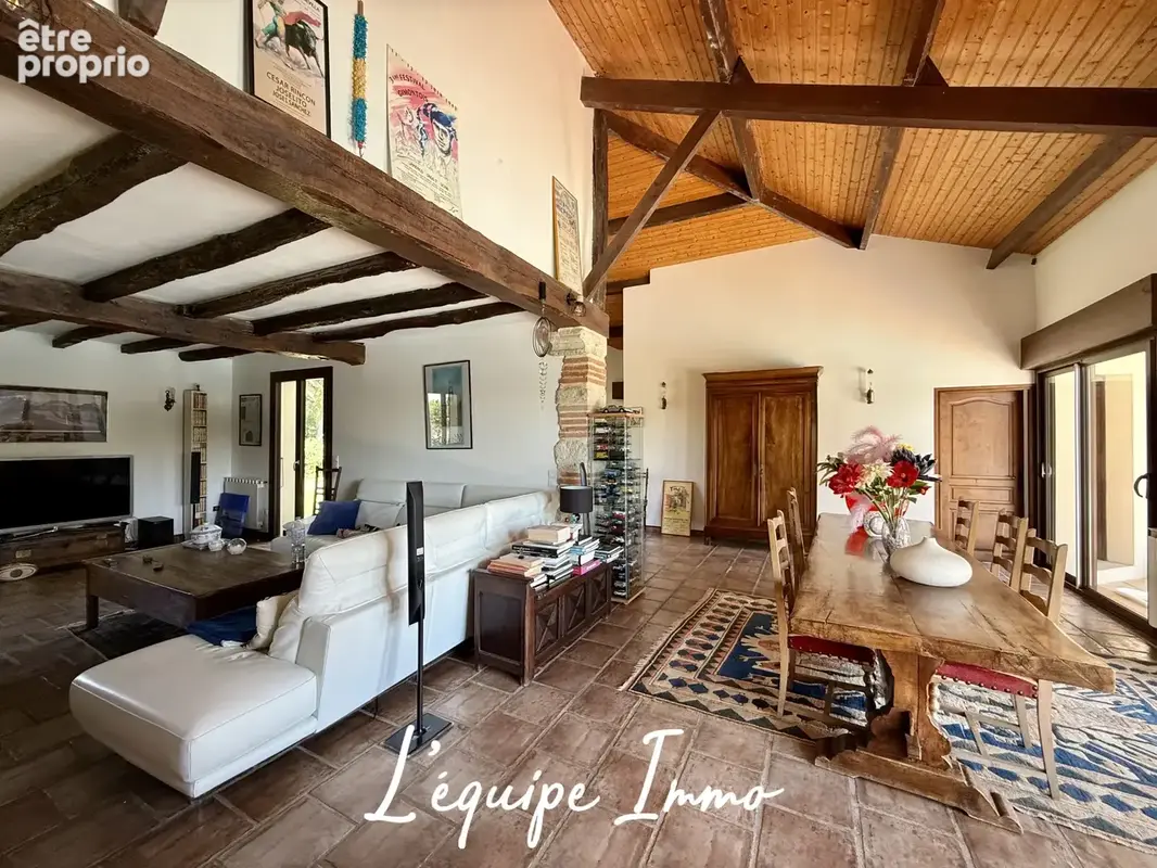 Maison d’architecte de plus de 200 m2 avec piscine sur un terrain de près de 2500 m2 - photo 4
