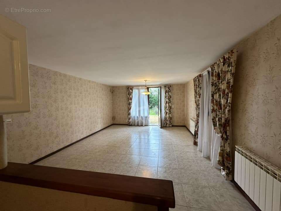 Maison à MAZEYROLLES