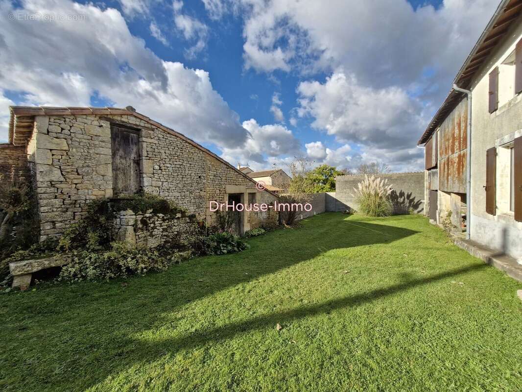 Maison à SAINTE-NEOMAYE