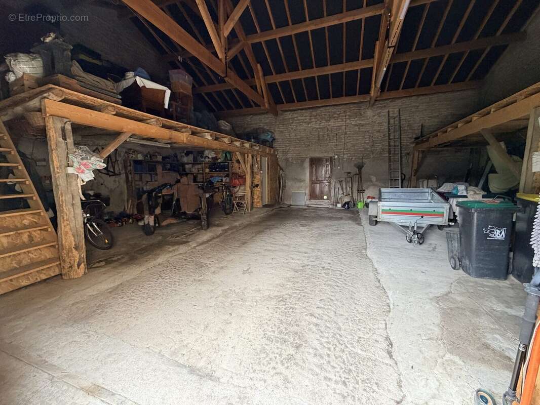 Maison à SAINT-CLEMENT-DE-REGNAT