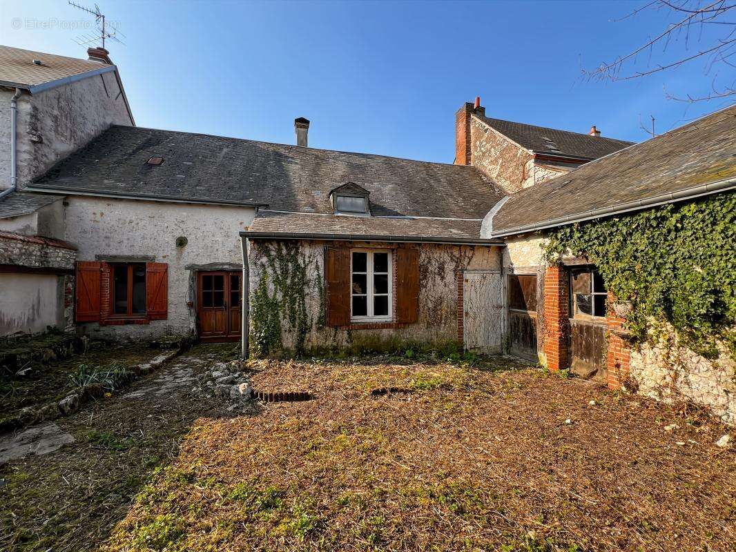  Bâtisse en pierres avec dépendances et fort potentiel à Saint-Péravy-la-Colombe  - photo 13